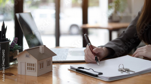 Cuadro en lienzo real estate realtor working in the office, reviewing rental contract on papers