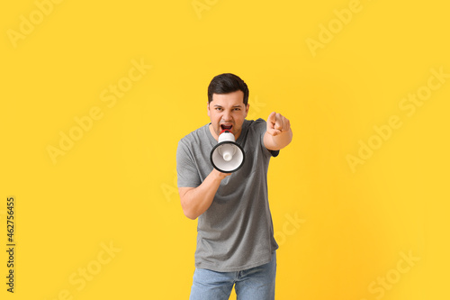 Protesting young man with m...