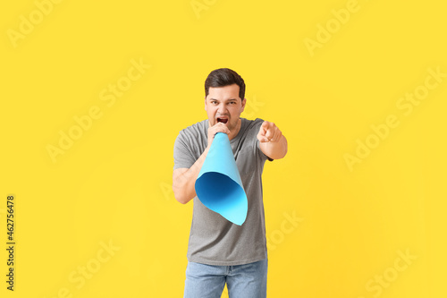 Protesting young man with p...