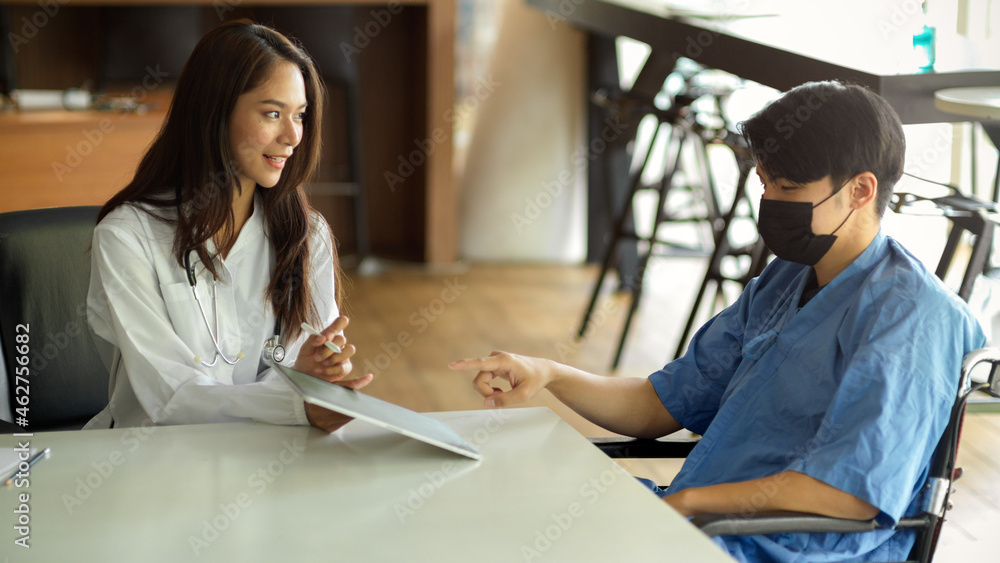 Asian female doctor diagnoses her male patient's disease Asian female doctor diagnoses her male patient's disease