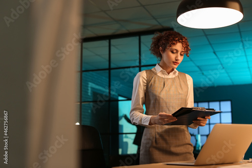 Beautiful businesswoman wit...