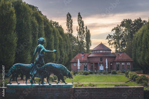 Germany, Hamburg, Diana with Dogs statue in front of drinking hall in Hamburg Stadtpark