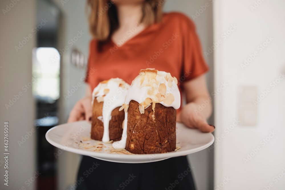 © Katharina Mikhrin/Westend61 - Woman serving garnished cake on plate © Katharina Mikhrin/Westend61 - Woman serving garnished cake on plate