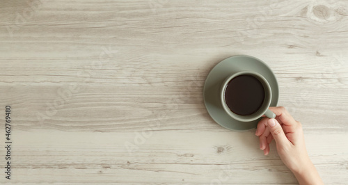 woman holding a coffee cup. コーヒーカップを持つ女性