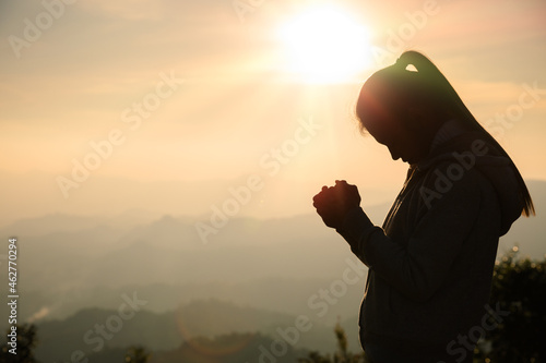 Schilderij op canvas woman praying in the morning concept of christianity rising sun background Concept of prayer, faith, hope, love, liberation