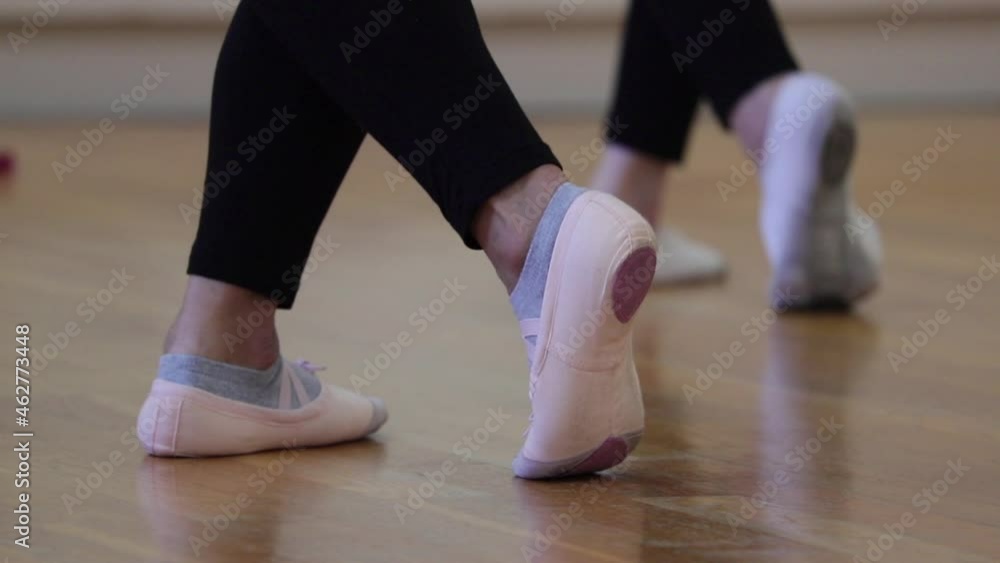 教室でダンスを練習しているダンサー達の姿 教室でダンスを練習しているダンサー達の姿