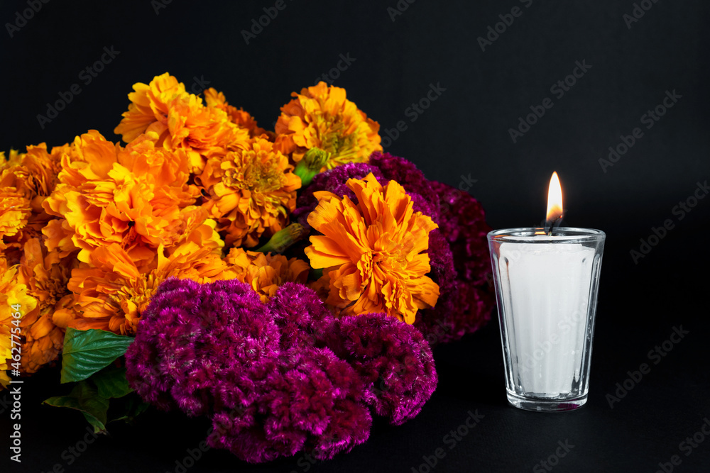 Adorno día de muertos. Ramo de flores cempasúchil con vela. foto de Stock |  Adobe Stock