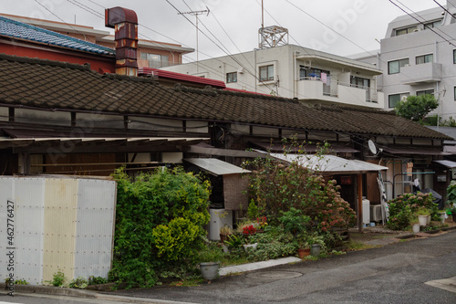 歴史を感じる長屋　大田区久が原のノスタルジックな住宅街の風景 photo