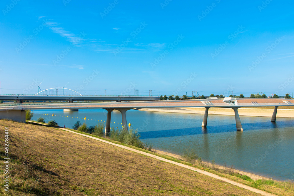 Obraz premium he new Lentloper bridge across the new channel of the river Waal with in the background the city of Nijmegen seen from Oosterhoutsedijk. Gelderland Province, Netherlands