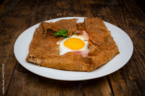 Galette complete, Breton buckwheat pancake with egg, cheese und ham, glutenfree
