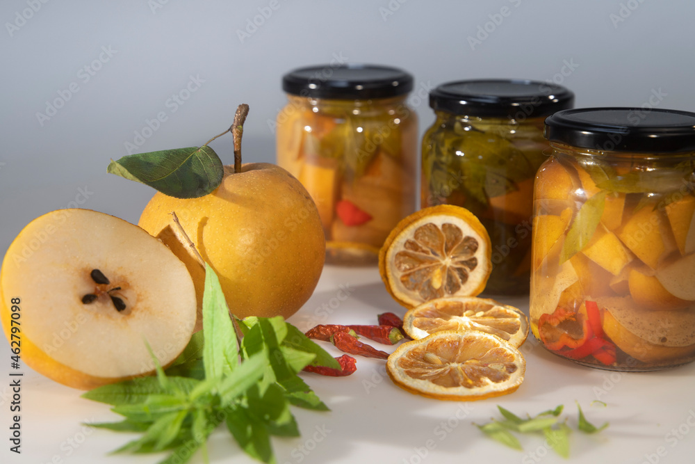 Nashi-Birne, Pyrus pyrifolia, im Glas eingelegt Nashi-Birne, Pyrus pyrifolia, im Glas eingelegt