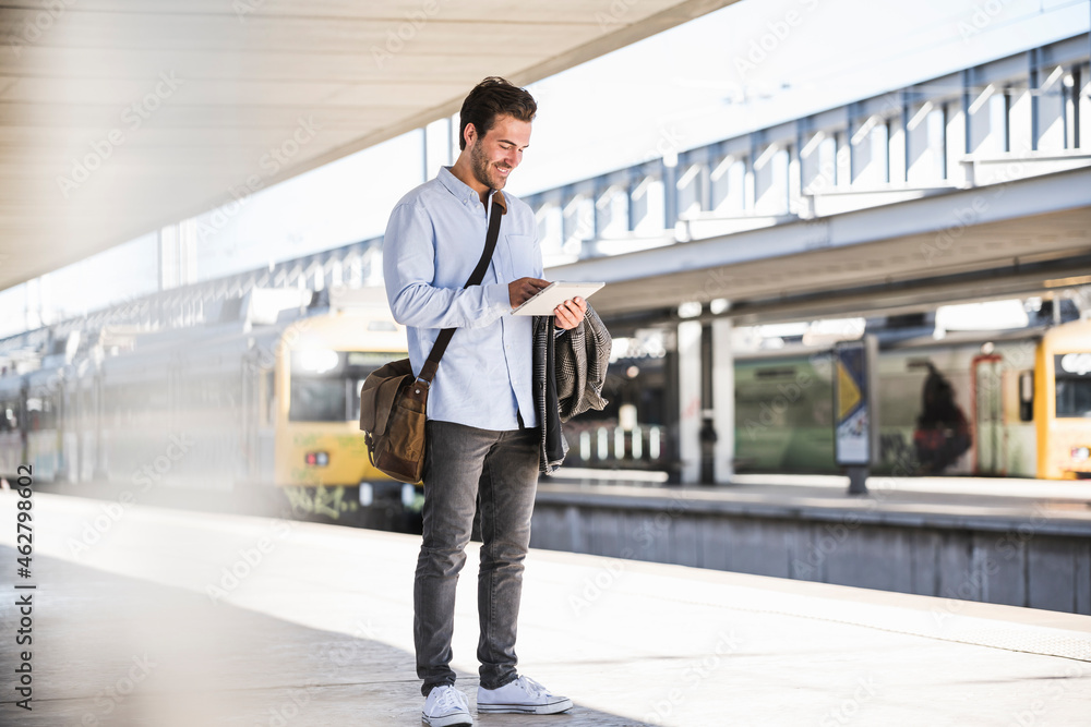 © UWE_UMSTAETTER/Westend61 - Casual young businessman using tablet at the train station © UWE_UMSTAETTER/Westend61 - Casual young businessman using tablet at the train station