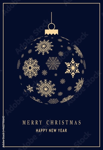 Weihnachtskugel vektor in Gold mit Schneeflocken.
Hängende goldene Weihnachtsdekoration auf einem dunklen Hintergrund.