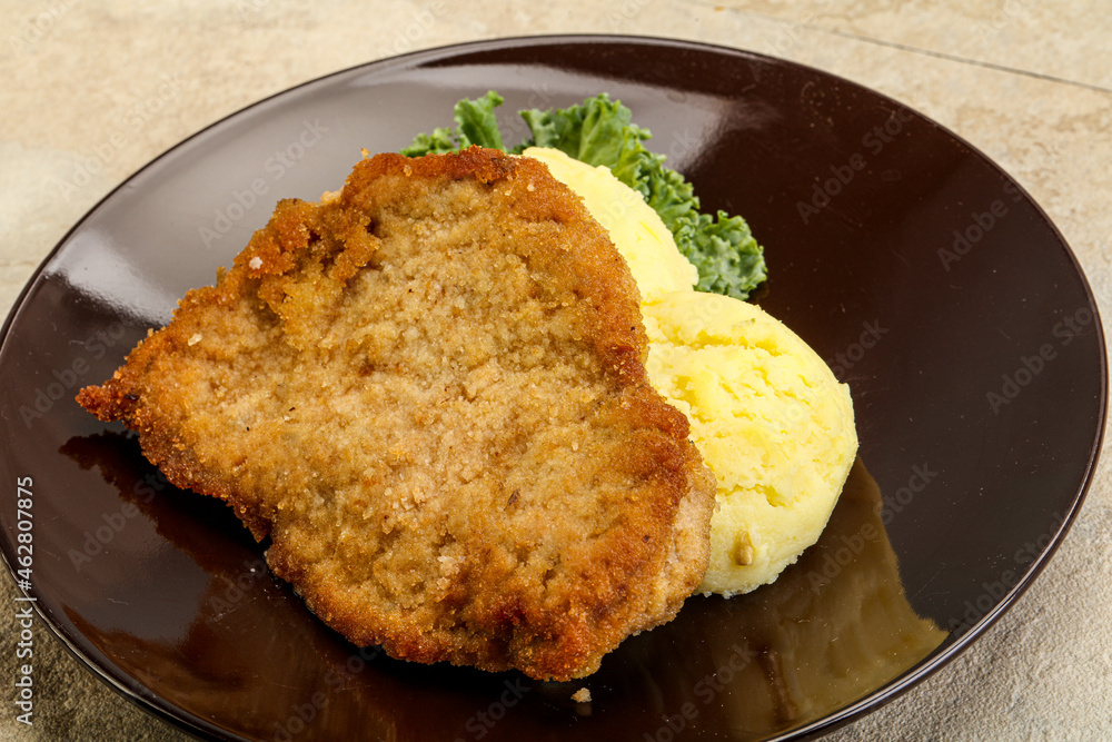 Crispy chicken schnitzel with mashed potato Crispy chicken schnitzel with mashed potato