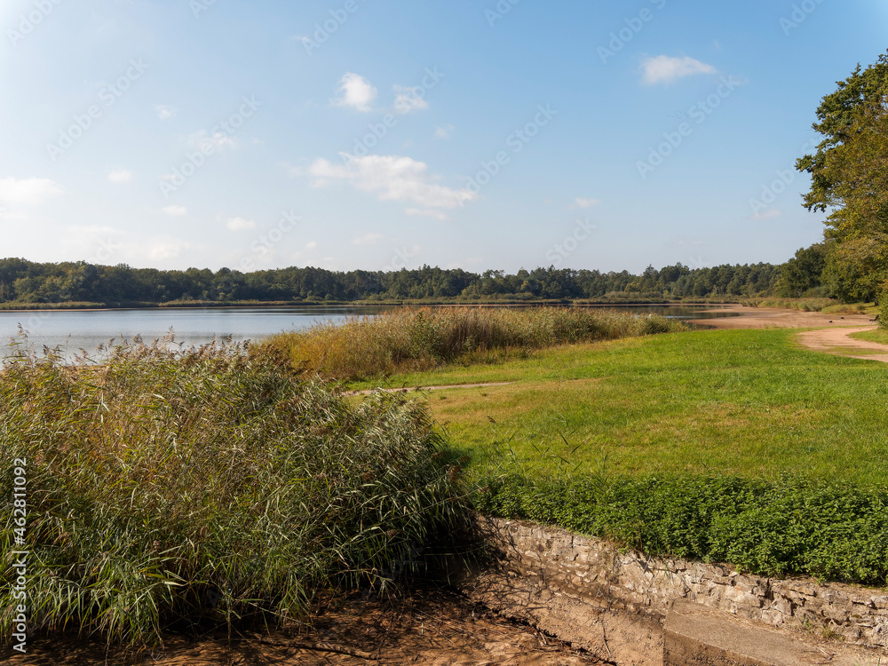 Etang de St-Bonnet de Tronçais au coeur de la forêt de Tronçais ou Sologne bourbonnaise dans l' Allier Etang de St-Bonnet de Tronçais au coeur de la forêt de Tronçais ou Sologne bourbonnaise dans l' Allier