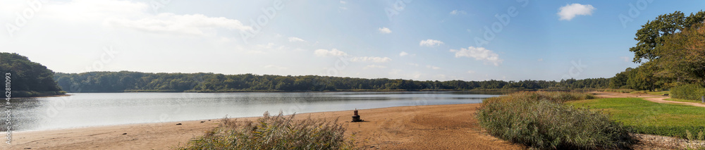 Plan d'eau de St-Bonnet de Tronçais au coeur de la forêt de Tronçais dans l'Allier. Vue panoramique Plan d'eau de St-Bonnet de Tronçais au coeur de la forêt de Tronçais dans l'Allier. Vue panoramique