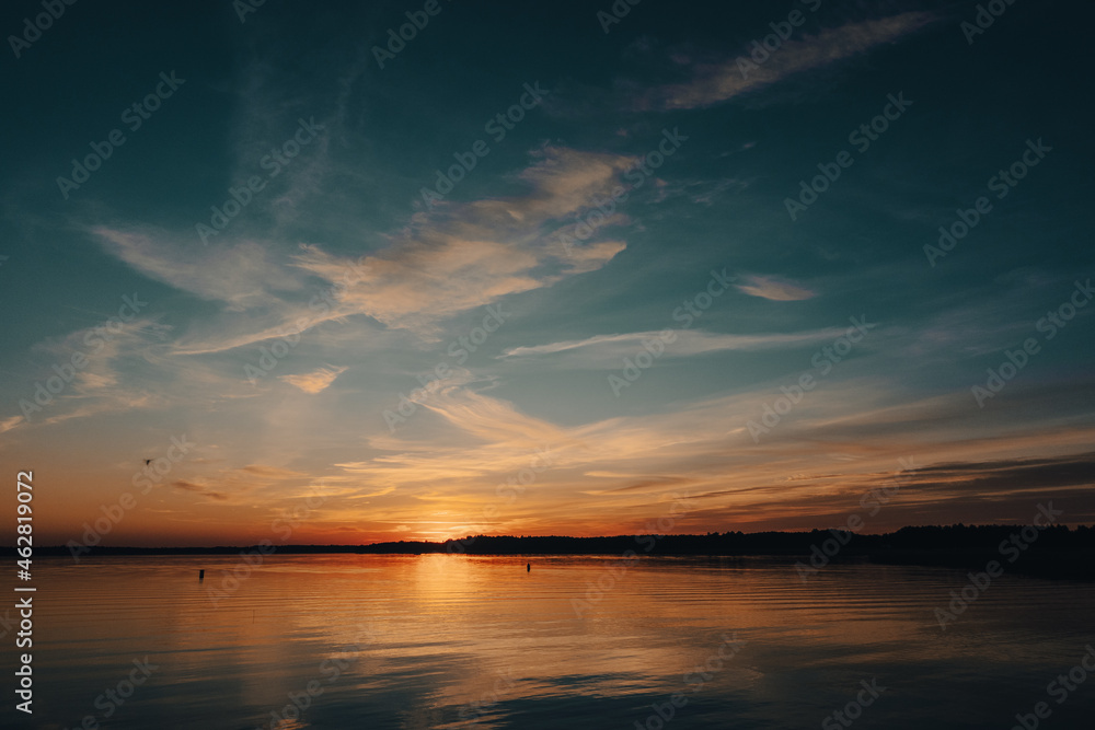 Fototapeta premium Piękny zachód słońca nad jeziorem Mamry w Węgorzewie