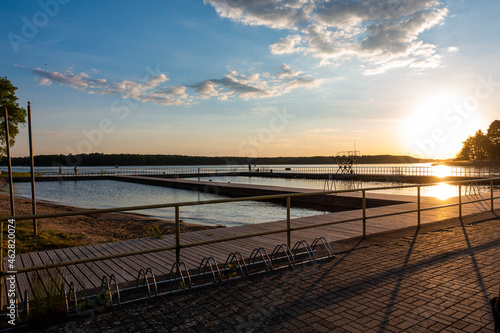 Fototapeta Naklejka Na Ścianę i Meble -  giżycko jezioro słońce zachód słońca wschód słońca pomost mostek plaża warmia mazury