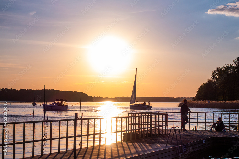 giżycko jezioro słońce zachód słońca wschód słońca port jacht żaglówka pomost mostek plaża giżycko jezioro słońce zachód słońca wschód słońca pomost mostek plaża warmia mazury