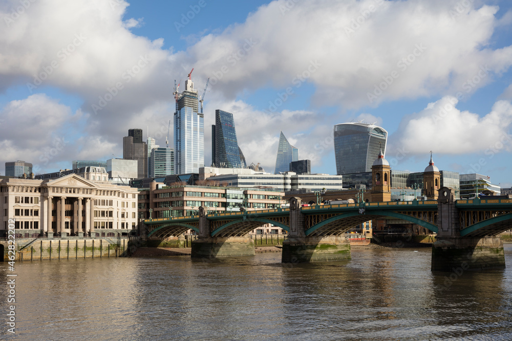 UK, London, City of London, River Thames, Southwark Bridge und Skyline UK, London, City of London, River Thames, Southwark Bridge und Skyline