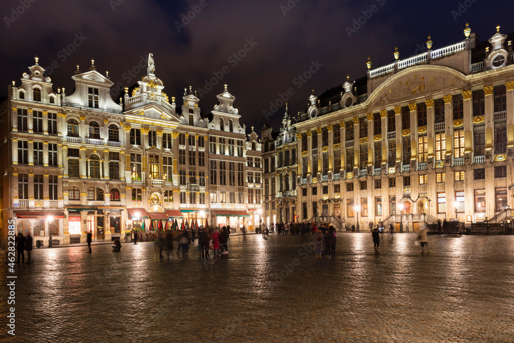 Belgium, Brussels, Grand Place, Guildhalls and House of the Dukes of Brabant right, at night Belgium, Brussels, Grand Place, Guildhalls and House of the Dukes of Brabant right, at night