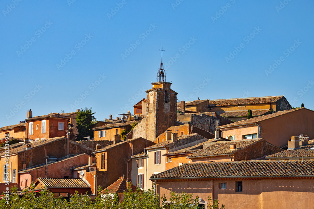 vue du village de Roussillon dans le Vaucluse