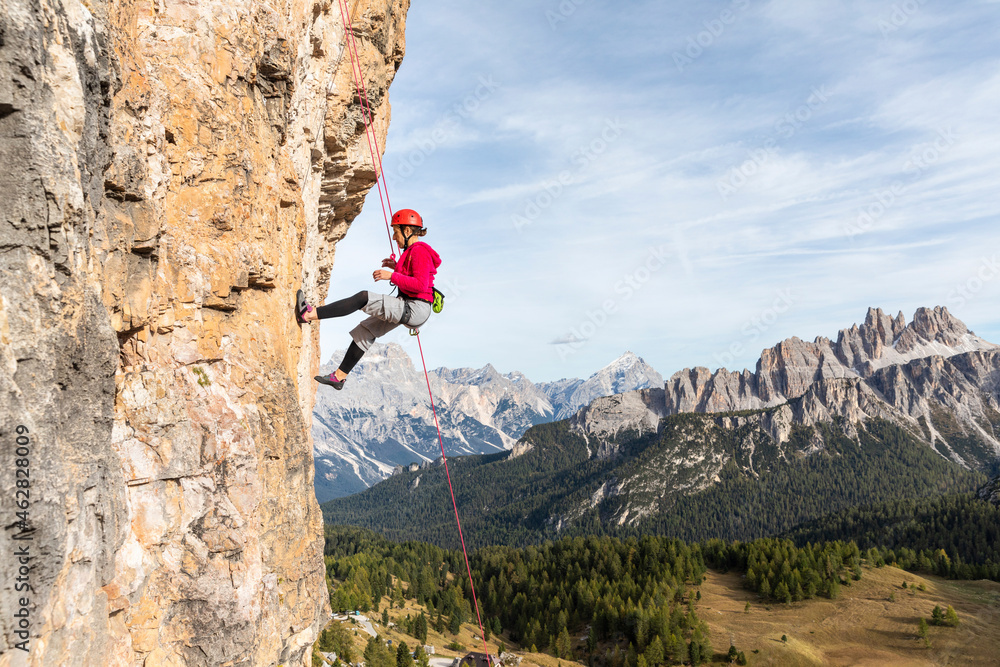 © William Perugini/Westend61 - Italy, Cortina d'Ampezzo, woman abseiling in the Dolomites mountains