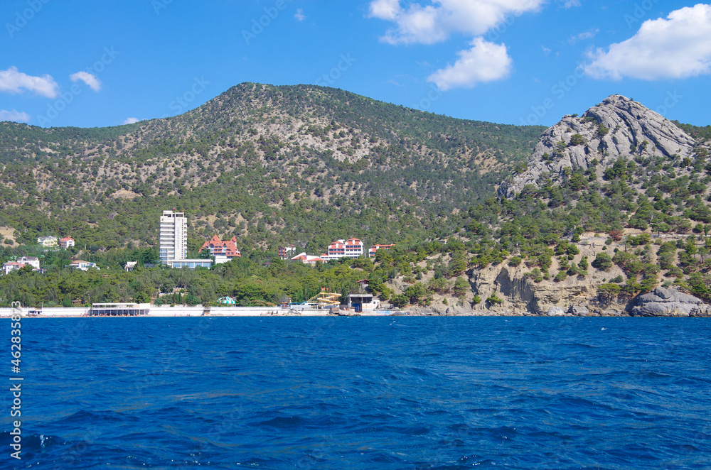 Obraz premium The coastline of the Crimea in the area of Novyy Svet. View from the Black sea