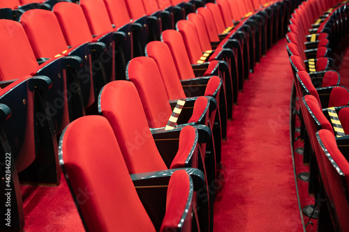 corona measures on theatre seats © aerogondo