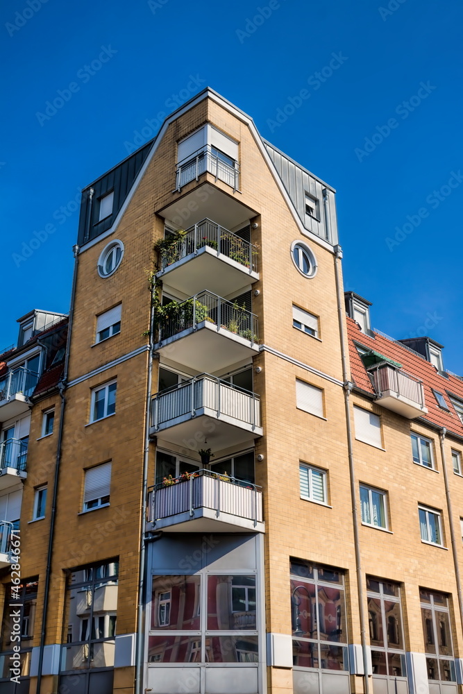 pirna, deutschland - eckhaus mit balkonen