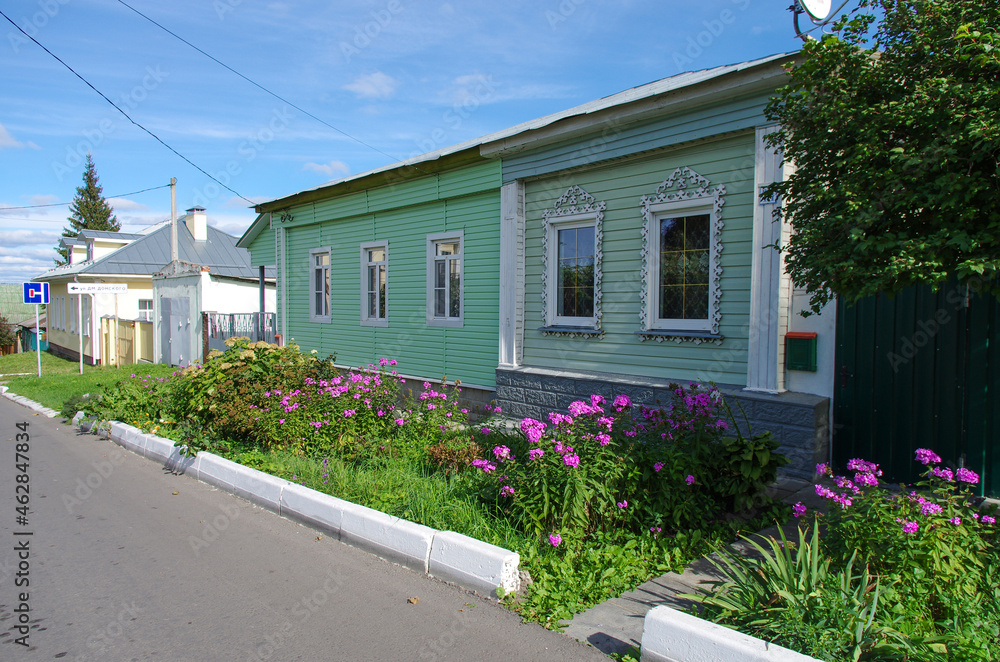 Obraz premium Kolomna, Russia - September, 2021: Old wooden houses on the Kremlin street of the town