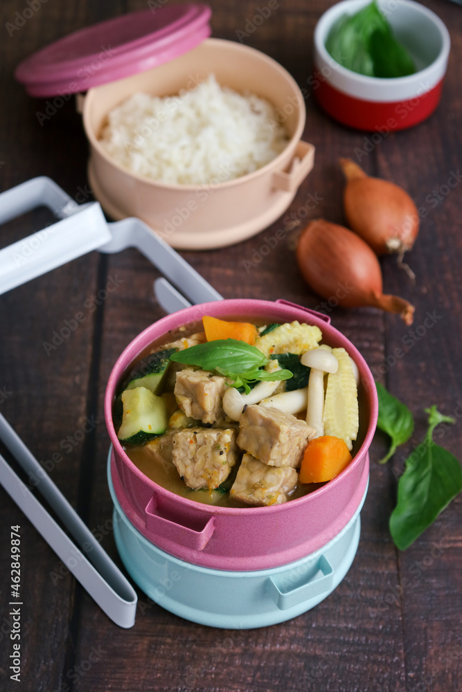 A healthy vegan tempeh curry in Thai recipe (Kaeng Liang) it's a spicy