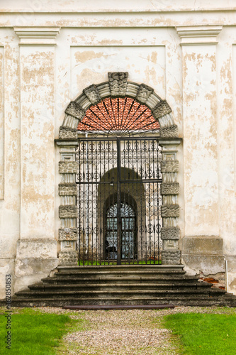 Kunstvoll verziertes schmiedeeisernes Tor eines Barockklosters