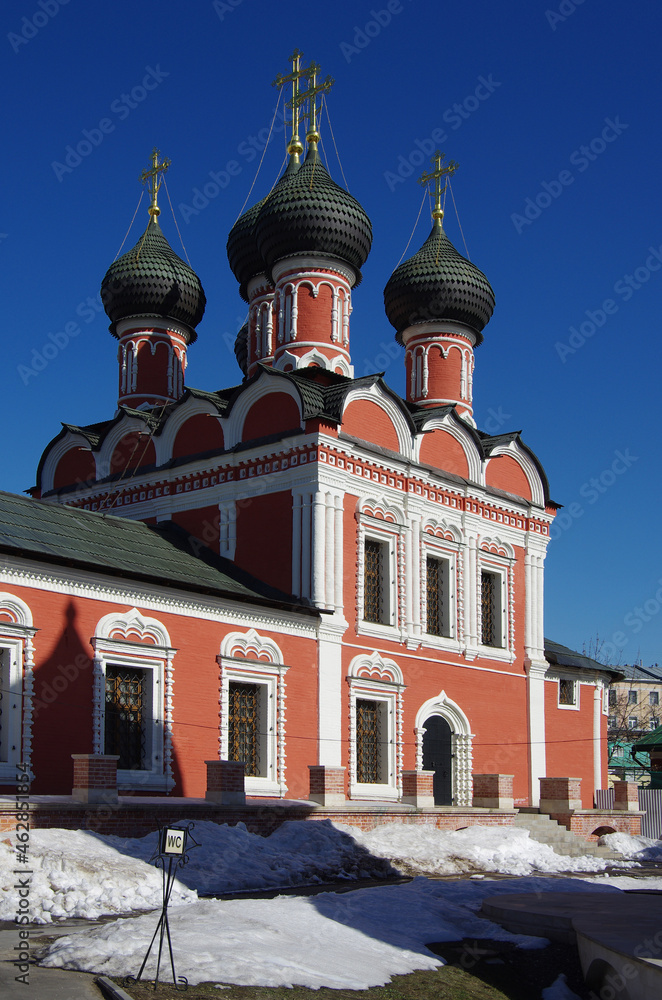 Obraz premium Moscow, Russia - March, 2021: Vysokopetrovsky Monastery or High Monastery of St Peter is a Russian Orthodox monastery in the Bely Gorod area of Moscow