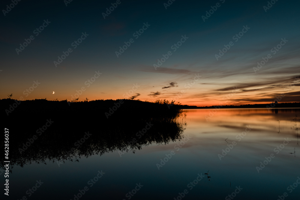 Zachód słońca nad mazurskim jeziorem, mazurskie jezioro z zachodem słońca  - obrazy, fototapety, plakaty 