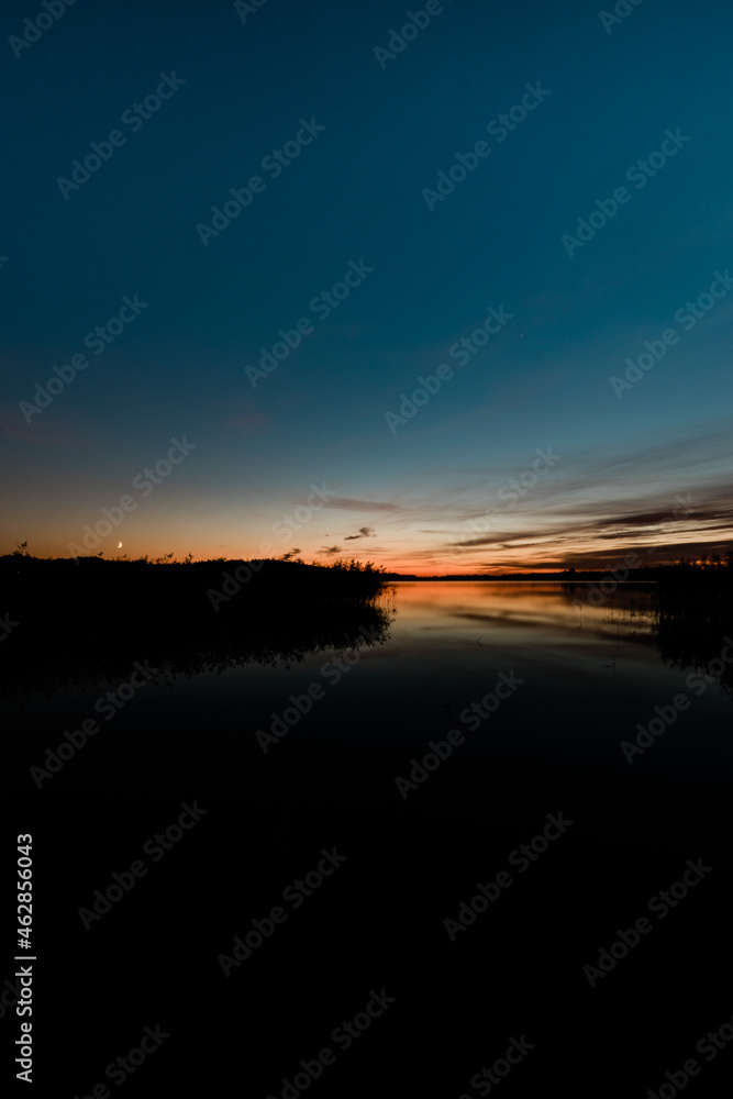 Zachód słońca nad mazurskim jeziorem, mazurskie jezioro z zachodem słońca 
