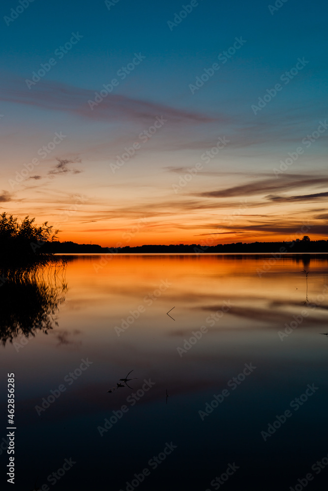 Zachód słońca nad mazurskim jeziorem, mazurskie jezioro z zachodem słońca 