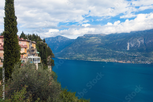 Blick vom Westufer auf das Bergdorf Pieve und den Gardasee mit dem Monte Baldo im Hintergrund