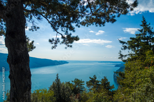 Aussicht von den Bergen am Westufer auf das Südende vom Gardasee