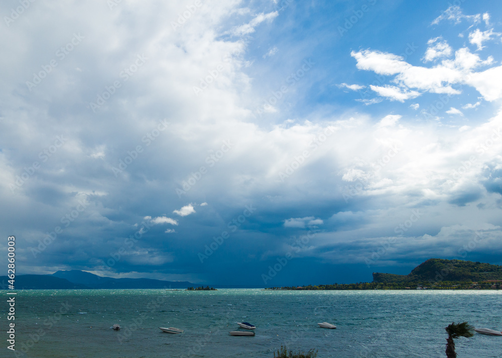Ein Unwetter mit Gewitter zieht auf am Gardasee in der Bucht von Manerba del Garda mit dem Rocca Ein Unwetter mit Gewitter zieht auf am Gardasee in der Bucht von Manerba del Garda mit dem Rocca