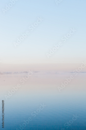 Fototapeta Naklejka Na Ścianę i Meble -  wschód słońca nad jeziorem, wieczór nad jeziorem ze wschodem słońca, mazurskie jezioro ze wschodem słońca 