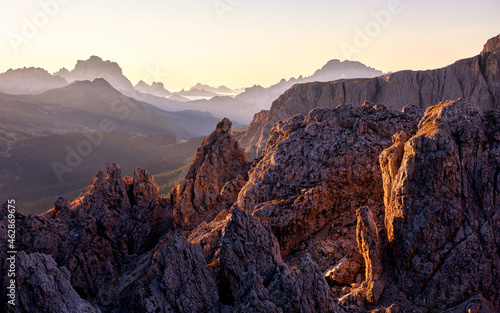 Blick Richtung Osten vom Cirjoch bei Sonnenaufgang   Eastern view from Furcela de Cir at Sunrise