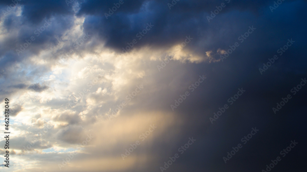 Ciel orageux, en fin d'après-midi. Il aura beaucoup plu au passage de cet orage Ciel orageux, en fin d'après-midi. Il aura beaucoup plu au passage de cet orage