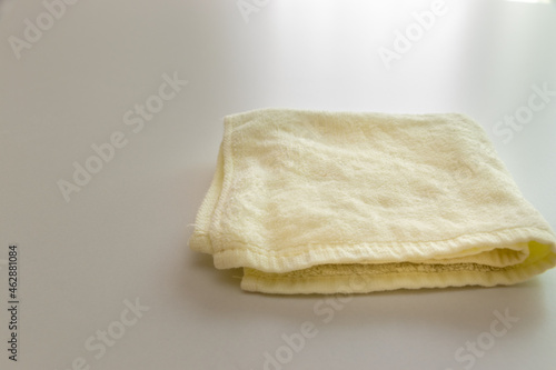 テーブルの上にたたんで置かれた１枚のタオル