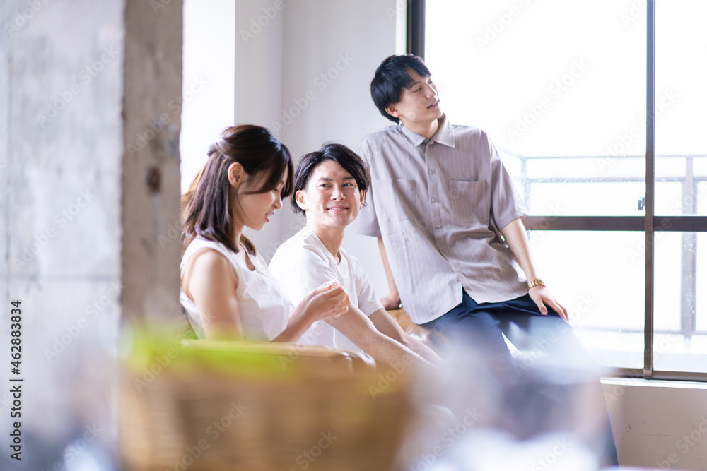 Fototapeta premium 家でスポーツの試合を観戦する若い男女
