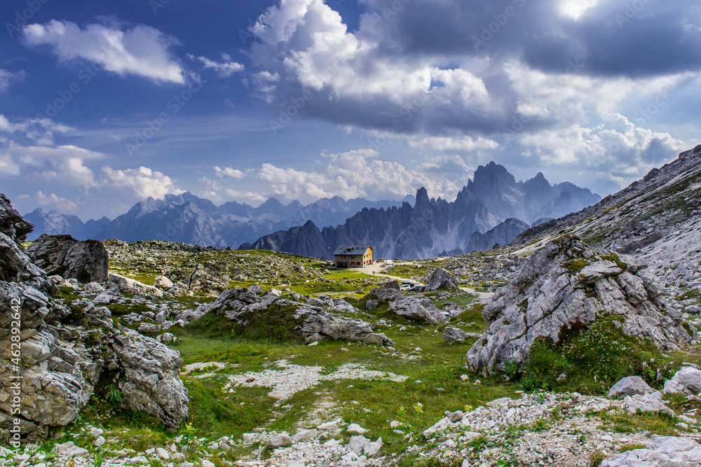 Fototapeta premium Rifugio, lavaredo, Tre Cime, Włochy, Dolomity