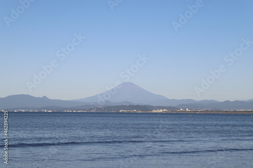 早朝の江ノ島海岸と海