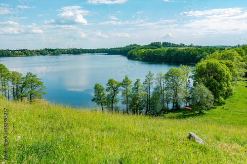 hańcza jezioro łąka drzewa las wieś dolina pagórki najgłębsze podlasie podlaskie suwalszczyzna krajobraz