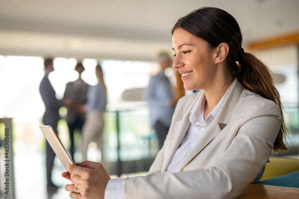 Obraz premium Portrait of a successful business woman using digital tablet in office