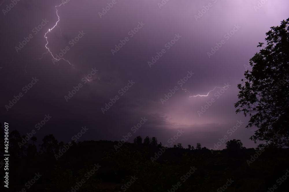 Fototapeta premium Raios no céu noturno